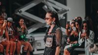 Semua Mata Tertuju Padamu! Gaya Enzy Storia di New York Fashion Week