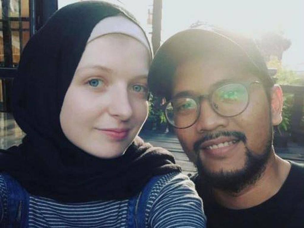 Viral Kisah Bule Inggris Dinikahi Pria Bekasi, Kini Jadi Penjual Soto Viral Kisah Bule Inggris Dinikahi Pria Bekasi, Kini Jadi Penjual Soto