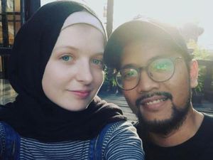 Viral Kisah Bule Inggris Dinikahi Pria Bekasi, Kini Jadi Penjual Soto Viral Kisah Bule Inggris Dinikahi Pria Bekasi, Kini Jadi Penjual Soto