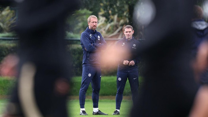 Chelseas English head coach Graham Potter (C-L) leads a training session on the eve of the UEFA Champions League group E football match between Englands Chelsea and Austrias Red Bull Salzburg at the teams training ground in London on September 13, 2022. (Photo by Adrian DENNIS / AFP) (Photo by ADRIAN DENNIS/AFP via Getty Images)