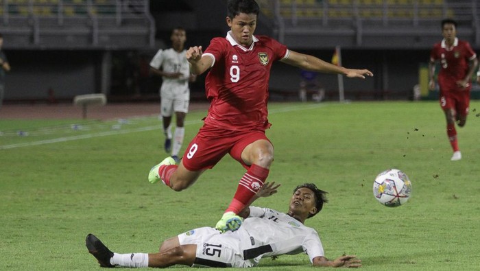 hokky caraka timnas indonesia u-20 kualifikasi piala asia u-20 2023 timor leste u-20 willian quintas Pemain tim U-20 Indonesia Hokky Caraka Brilliant (atas) melewati hadangan pemain tim U-20 Timor-Leste Willian Quintas Vong saat pertandingan kualifikasi Piala Asia U-20 2023 Grup F di Stadion Gelora Bung Tomo, Surabaya, Jawa Timur, Rabu (14/9/2022). ANTARA FOTO/Moch Asim/foc.