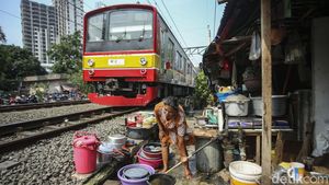 Menengok Keseharian Warga Miskin di Pinggir Rel Usai Harga BBM Naik