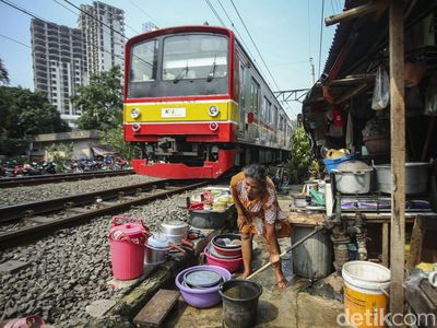Menengok Keseharian Warga Miskin di Pinggir Rel Usai Harga BBM Naik