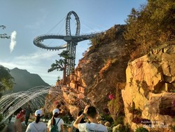 Menguji Nyali di Jembatan Kaca Raksasa China, Si Pintu Surga