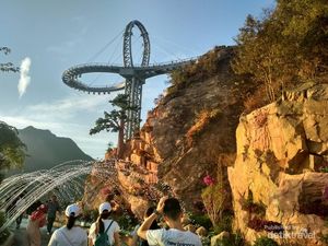 Menguji Nyali di Jembatan Kaca Raksasa China, Si Pintu Surga Menguji Nyali di Jembatan Kaca Raksasa China, Si Pintu Surga