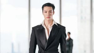 8 Foto Ganteng Jeno NCT Jadi Model Runway, Debut di New York Fashion Week
