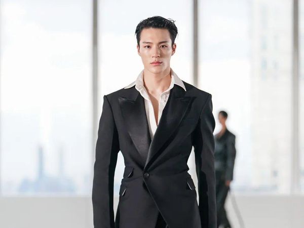 8 Foto Ganteng Jeno NCT Jadi Model Runway, Debut di New York Fashion Week