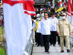 Didampingi Prabowo, Jokowi Resmikan Jembatan Gantung Wear Fair Maluku