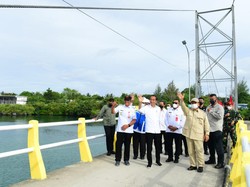 Didampingi Prabowo, Jokowi Resmikan Jembatan Gantung Wear Fair di Maluku
