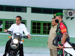 Jokowi Tinjau Penyerahan Motor di Kodim Tual, Prabowo Banggakan Produk Lokal