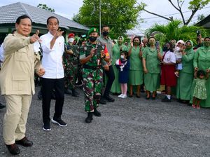 Jokowi Didampingi Prabowo Bagikan Bansos di Pasar Tual Maluku