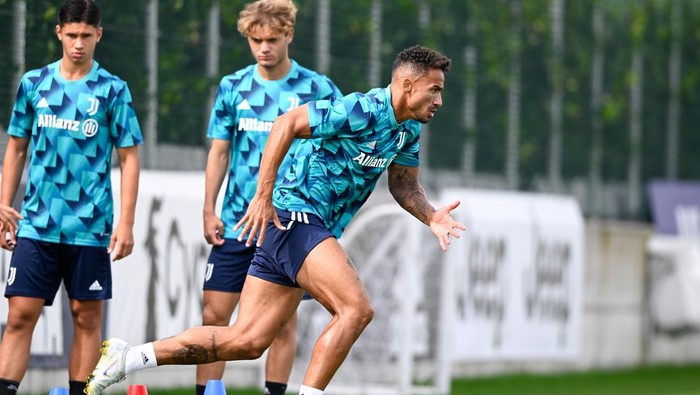 TURIN, ITALY - SEPTEMBER 13: Danilo of Juventus during a training session ahead of their UEFA Champions League group H match against SL Benfica at Allianz Stadium on September 13, 2022 in Turin, Italy. (Photo by Daniele Badolato - Juventus FC/Juventus FC via Getty Images)