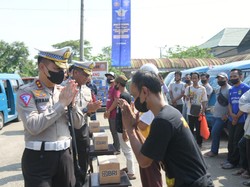 Kakorlantas Bagikan 1.000 Paket Sembako di Terminal Jasinga Bogor