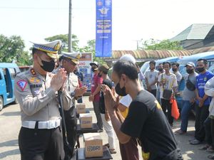Kakorlantas Bagikan 1.000 Paket Sembako di Terminal Jasinga Bogor Kakorlantas Bagikan 1.000 Paket Sembako di Terminal Jasinga Bogor