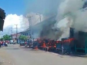 Tiga Warung di Banyuwangi Terbakar Diduga karena Ledakan Tabung Elpiji Tiga Warung di Banyuwangi Terbakar Diduga karena Ledakan Tabung Elpiji