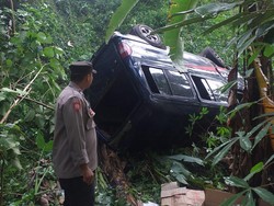 Tergelincir Saat Nyalip, Mobil Jatuh ke Jurang Sedalam 20 Meter di Cianjur