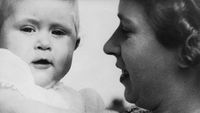 Potret Masa Kecil Raja Charles dengan Sang Ibunda Ratu Elizabeth