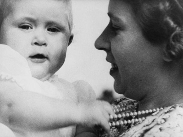 Potret Masa Kecil Raja Charles dengan Sang Ibunda Ratu Elizabeth