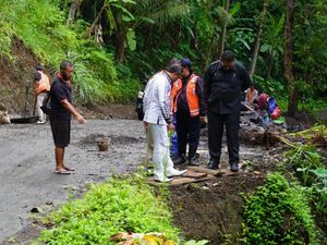 Rawan Longsor, Dewan Minta Perbaikan Jalan Selat-Manggis Tak Asal-asalan