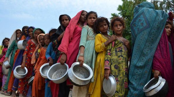 Korban Banjir Pakistan Antre Panjang Demi Pembagian Makanan