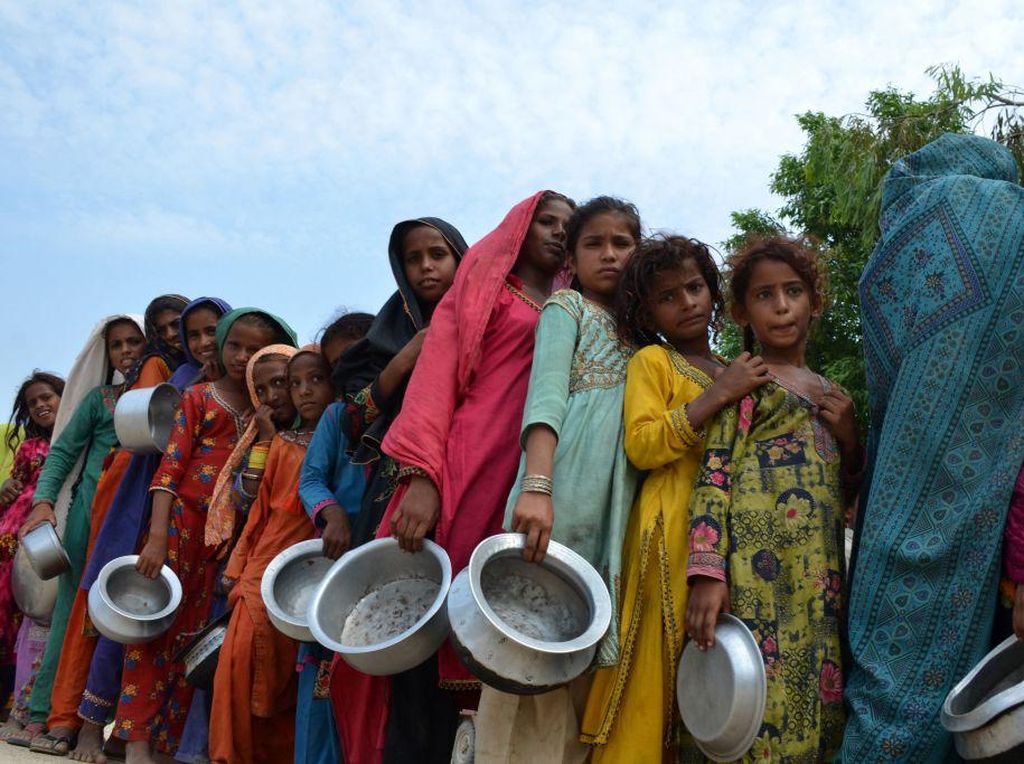 Korban Banjir Pakistan Antre Panjang Demi Pembagian Makanan