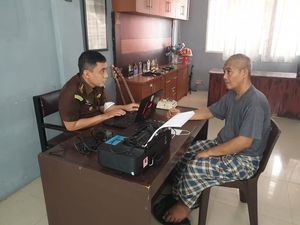 Eks Kasatpol PP Makassar Diperiksa di Rutan Soal Dugaan Korupsi Honorarium Eks Kasatpol PP Makassar Diperiksa di Rutan Soal Dugaan Korupsi Honorarium