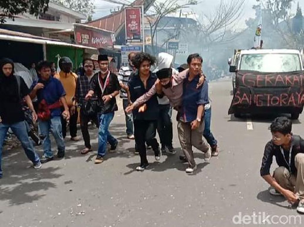 Siswa SMA Torut Tumbang Ditembak Gas Air Mata saat Demo Perjuangkan Sekolah