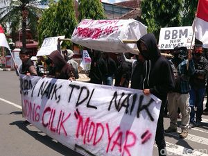 Massa di Trenggalek Gelar Demo Harga BBM Naik-Tolak Tambang Emas