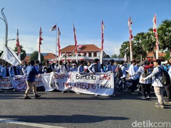 Massa Mahasiswa Unras di Grahadi Bubar, Janji Akan Balik Demo Lagi