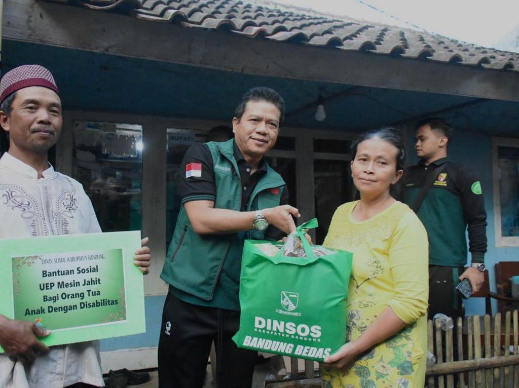 Menginap di Desa Buninagara, Bupati Bandung Bantu Perbaiki Rumah Warga