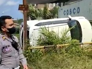 Terekam CCTV Mobil Mundur hingga Terguling di Malang