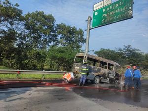 Mobil Travel Angkut Penumpang ke Jakarta Terbakar di Tol Cipali