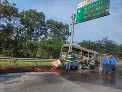Mobil Travel Angkut Penumpang ke Jakarta Terbakar di Tol Cipali