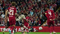 Momen bertahan serupa sempat diperlihatkan Virgil van Dijk ketika menghadapi tembakan Jadon Sancho ketika Liverpool dikalahkan MU. Foto: PA Images via Getty Images/Martin Rickett - PA Images