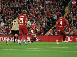 Waktu itu gaya bertahan Van Dijk menghadapi Sancho sama persis ketika menghadapi tembakan Kudus ini. Kritik pun kembali terarah kepada Van Dijk walaupun Liverpool kali ini menang 2-1 atas Ajax. Foto: Offside via Getty Images/Simon Stacpoole/Offside
