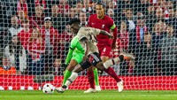 Van Dijk dianggap kurang oke dalam mengawal jantung pertahanan Liverpool. Foto: Getty Images/BSR Agency