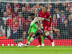 Van Dijk dianggap kurang oke dalam mengawal jantung pertahanan Liverpool. Foto: Getty Images/BSR Agency