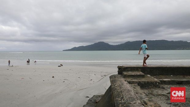 PANTAI NATSEPA AMBON Aktifitas wisatawan lokal dan pemandangan pantai saat musim hujan di Pantai Natsepa, Maluku Tengah, Selasa, 12 Juli 2022. Pantai Natsepa memiliki pasir putih dan salah satu yang terluas di sepanjang pesisir pulau Ambon. CNN Indonesia/Safir Makki