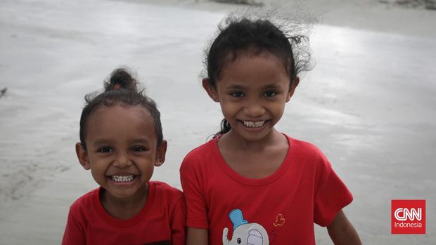 Aktifitas wisatawan lokal dan pemandangan pantai saat musim hujan di Pantai Natsepa, Maluku Tengah, Selasa, 12 Juli 2022. Pantai Natsepa memiliki pasir putih dan salah satu yang terluas di sepanjang pesisir pulau Ambon. CNN Indonesia/Safir Makki
