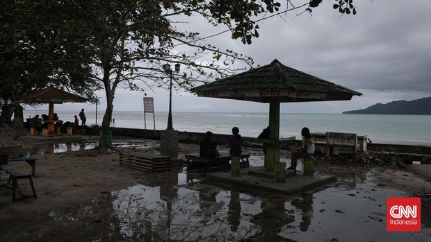 Pantai Natsepa Ambon Aktifitas wisatawan lokal dan pemandangan pantai saat musim hujan di Pantai Natsepa, Maluku Tengah, Selasa, 12 Juli 2022. Pantai Natsepa memiliki pasir putih dan salah satu yang terluas di sepanjang pesisir pulau Ambon. CNN Indonesia/Safir Makki
