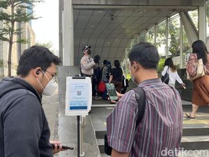 Aplikasi PeduliLindungi Eror, Warga Dibebaskan Nyelonong Masuk MRT-KRL Tanpa Scan Aplikasi PeduliLindungi Eror, Warga Dibebaskan Nyelonong Masuk MRT-KRL Tanpa Scan