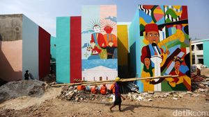 Dipenuhi Mural, Wujud Kampung Gembira Gambrong Jaktim Mulai Terlihat