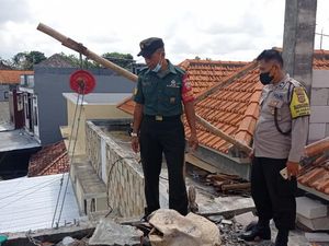 Buruh Bangunan di Tabanan Tewas Tersetrum Saat Angkat Besi Cor Buruh Bangunan di Tabanan Tewas Tersetrum Saat Angkat Besi Cor