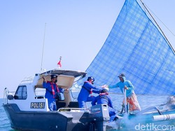 Nelayan Situbondo Terdampak Harga BBM Naik Dapat Sembako di Tengah Laut