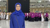 8 Gaya Desy Ratnasari Pakai Hijab Segi Empat Saat Umrah, Cantiknya Awet
