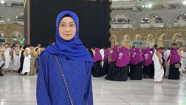 8 Gaya Desy Ratnasari Pakai Hijab Segi Empat Saat Umrah, Cantiknya Awet