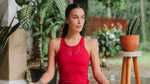 6 Foto Bukti Awet Muda Sophia Latjuba, Tetap Bening di Usia 50