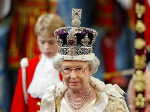 Mahkota dengan 3.000 Batu Permata Dampingi Peti Jenazah Ratu Elizabeth II Mahkota dengan 3.000 Batu Permata Dampingi Peti Jenazah Ratu Elizabeth II