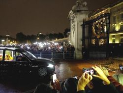 Peti Jenazah Ratu Elizabeth Tiba di Istana Buckingham Peti Jenazah Ratu Elizabeth Tiba di Istana Buckingham