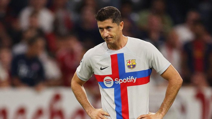 MUNICH, GERMANY - SEPTEMBER 13: Robert Lewandowski of FC Barcelona looks dejected after the final whistle of the UEFA Champions League group C match between FC Bayern München and FC Barcelona at Allianz Arena on September 13, 2022 in Munich, Germany. (Photo by Adam Pretty/Getty Images)